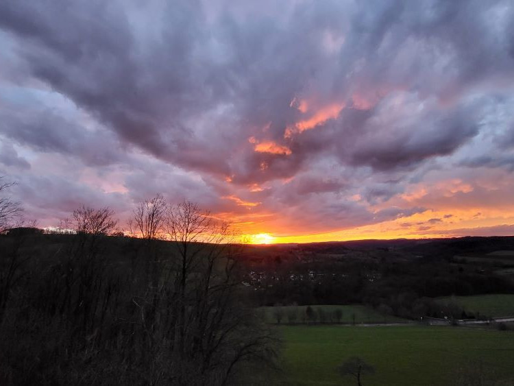 Wolkenhimmel mit Sonnenuntergang in Mittelhof