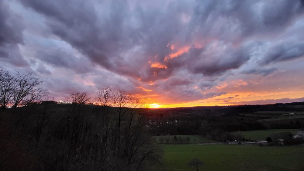 Wolkenhimmel mit Sonnenuntergang in Mittelhof